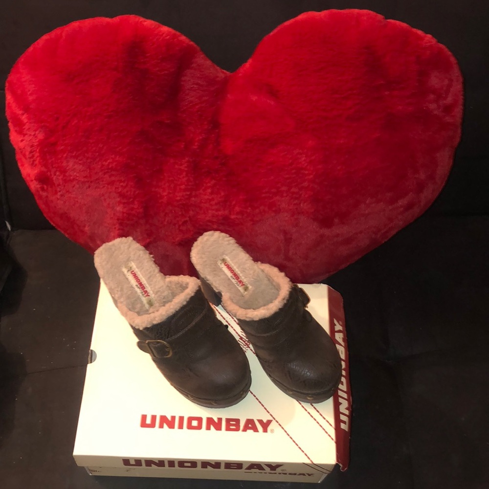 Brown Unionbay size 7 clogs. Fur inside.